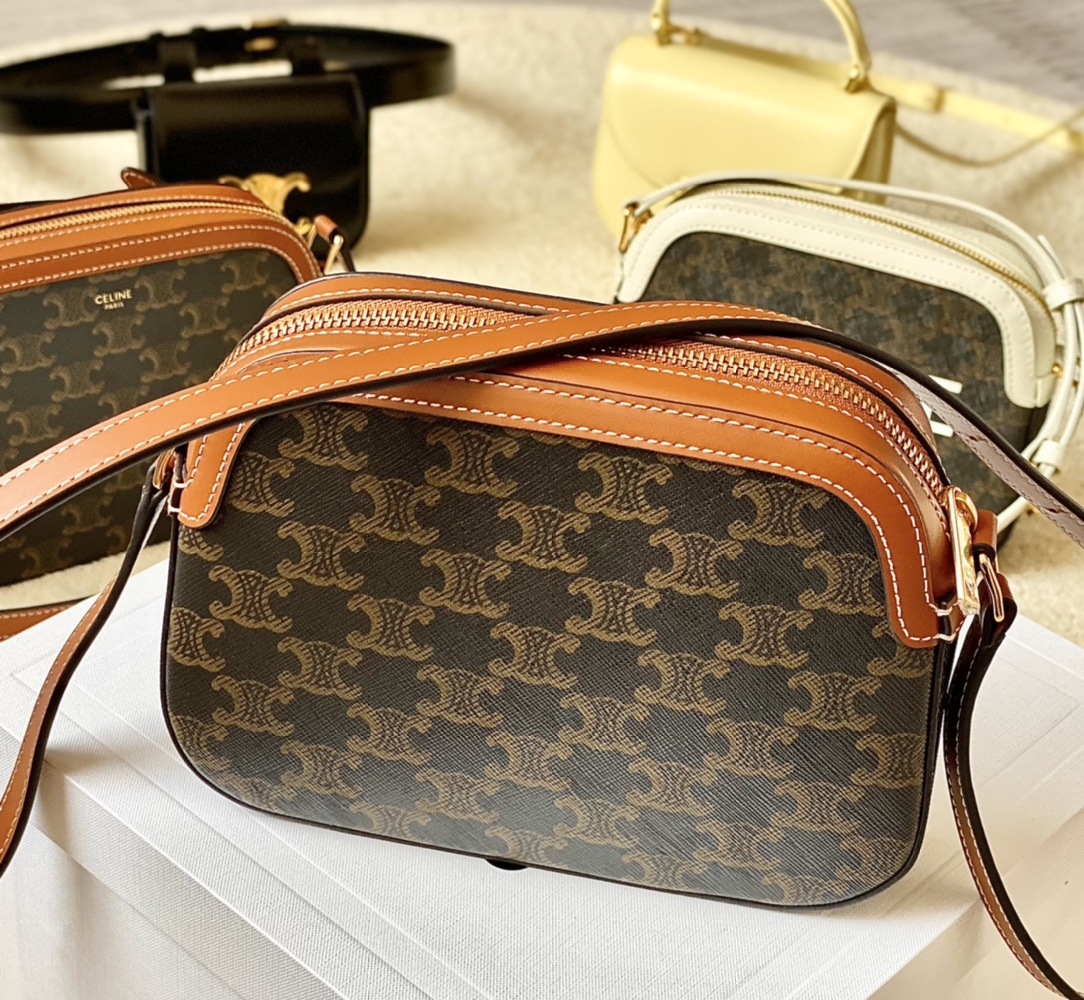 Ce**e triomphe small camera bag
