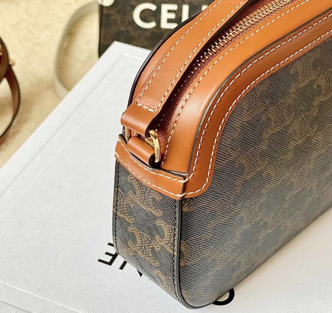 Ce**e triomphe small camera bag