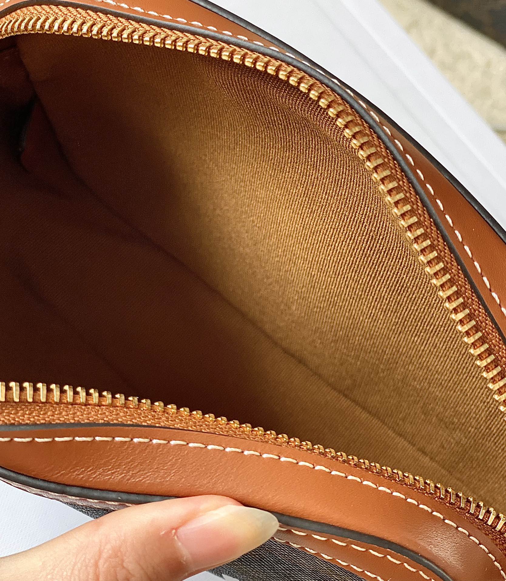 Ce**e triomphe small camera bag