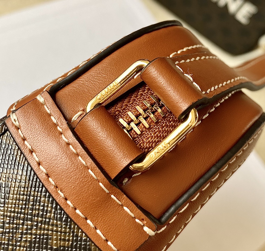 Ce**e triomphe small camera bag