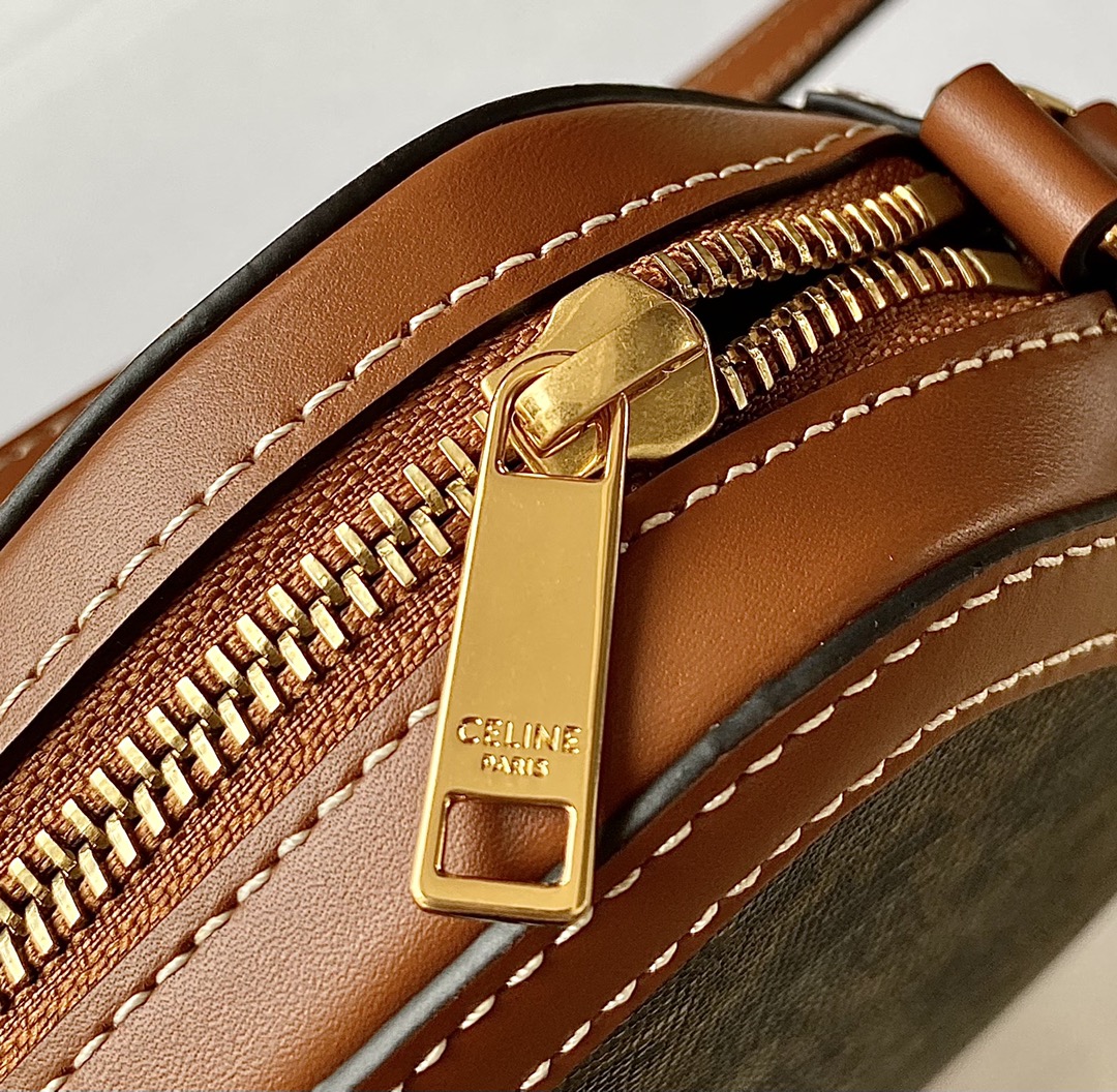 Ce**e triomphe small camera bag