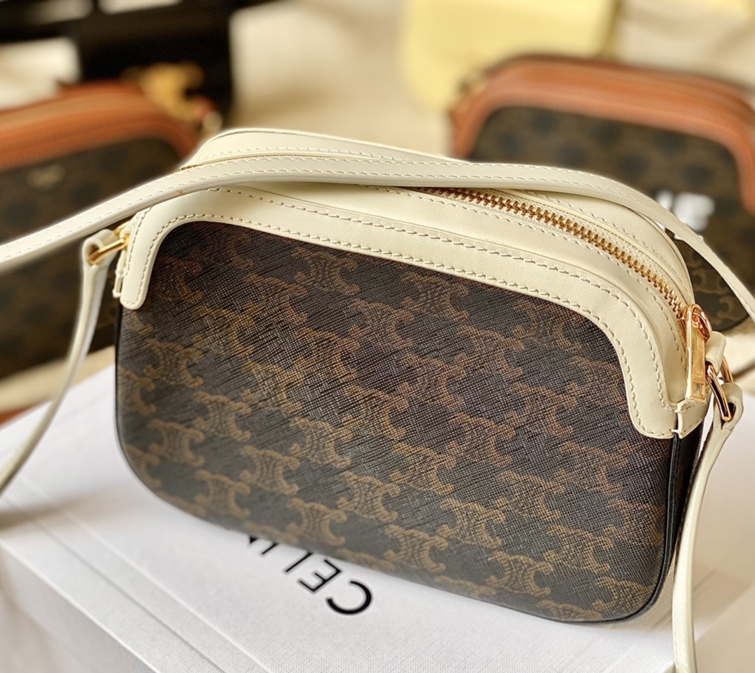 Ce**e triomphe small camera bag