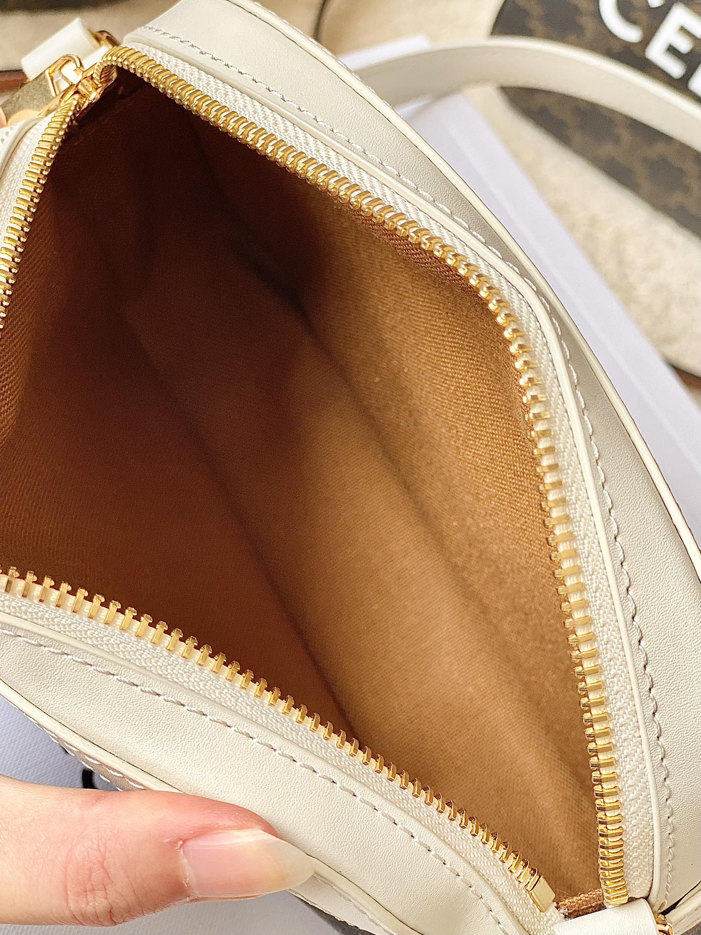 Ce**e triomphe small camera bag