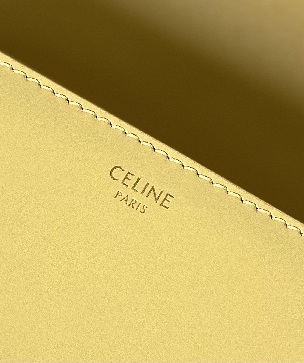 Ce**e classique triomphe bag