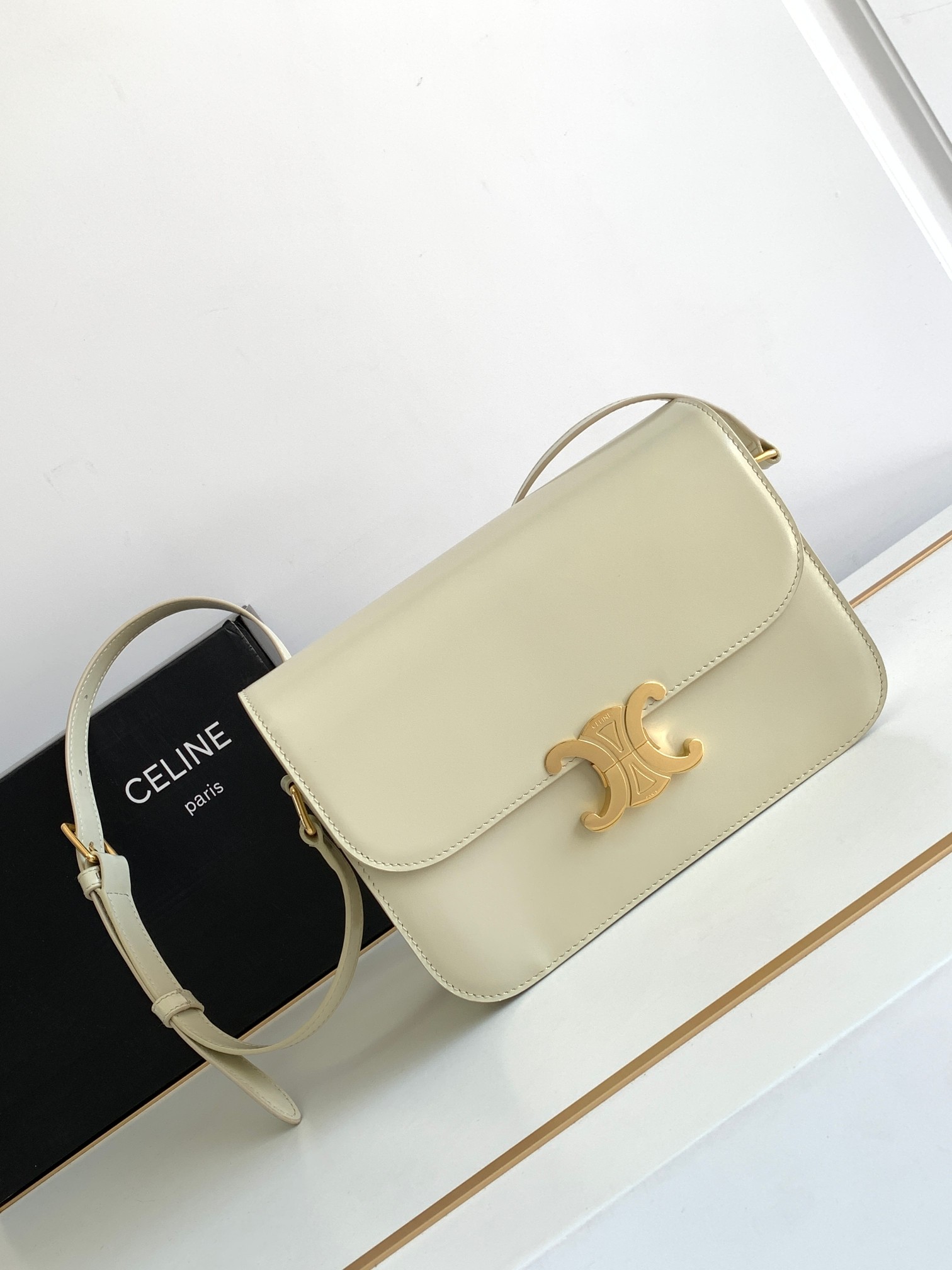 Ce**e classique triomphe bag