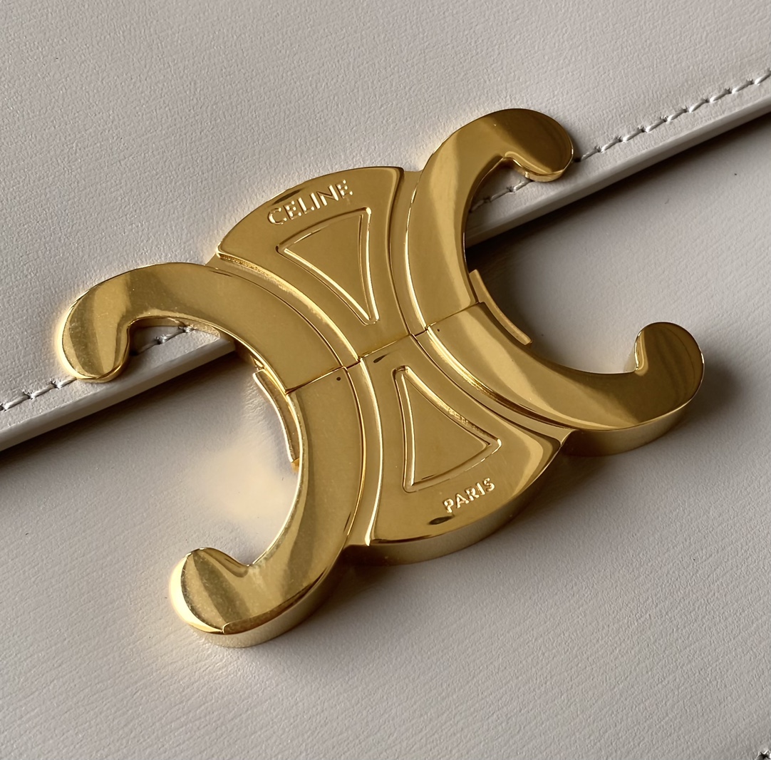 Ce**e classique triomphe bag