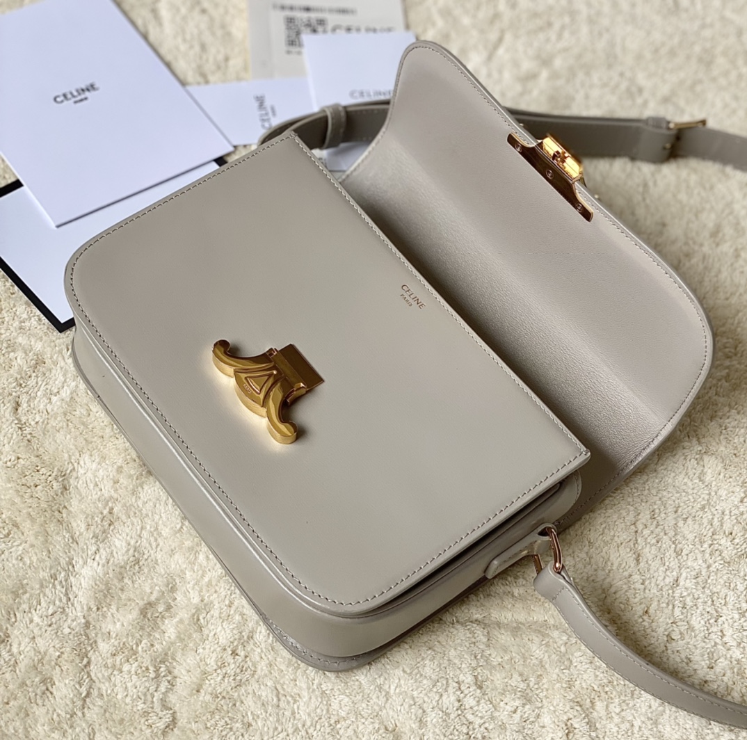 Ce**e classique triomphe bag