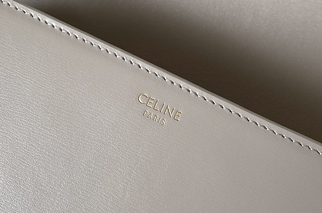 Ce**e classique triomphe bag