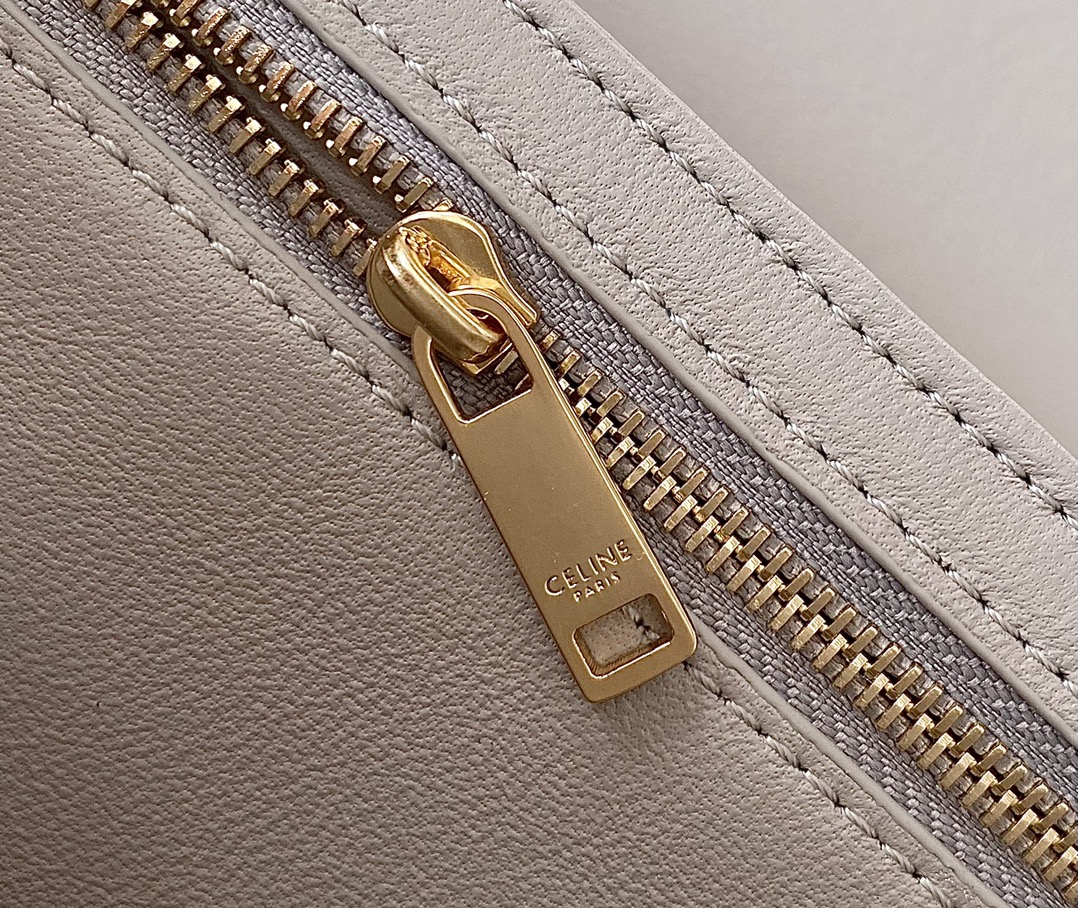 Ce**e classique triomphe bag