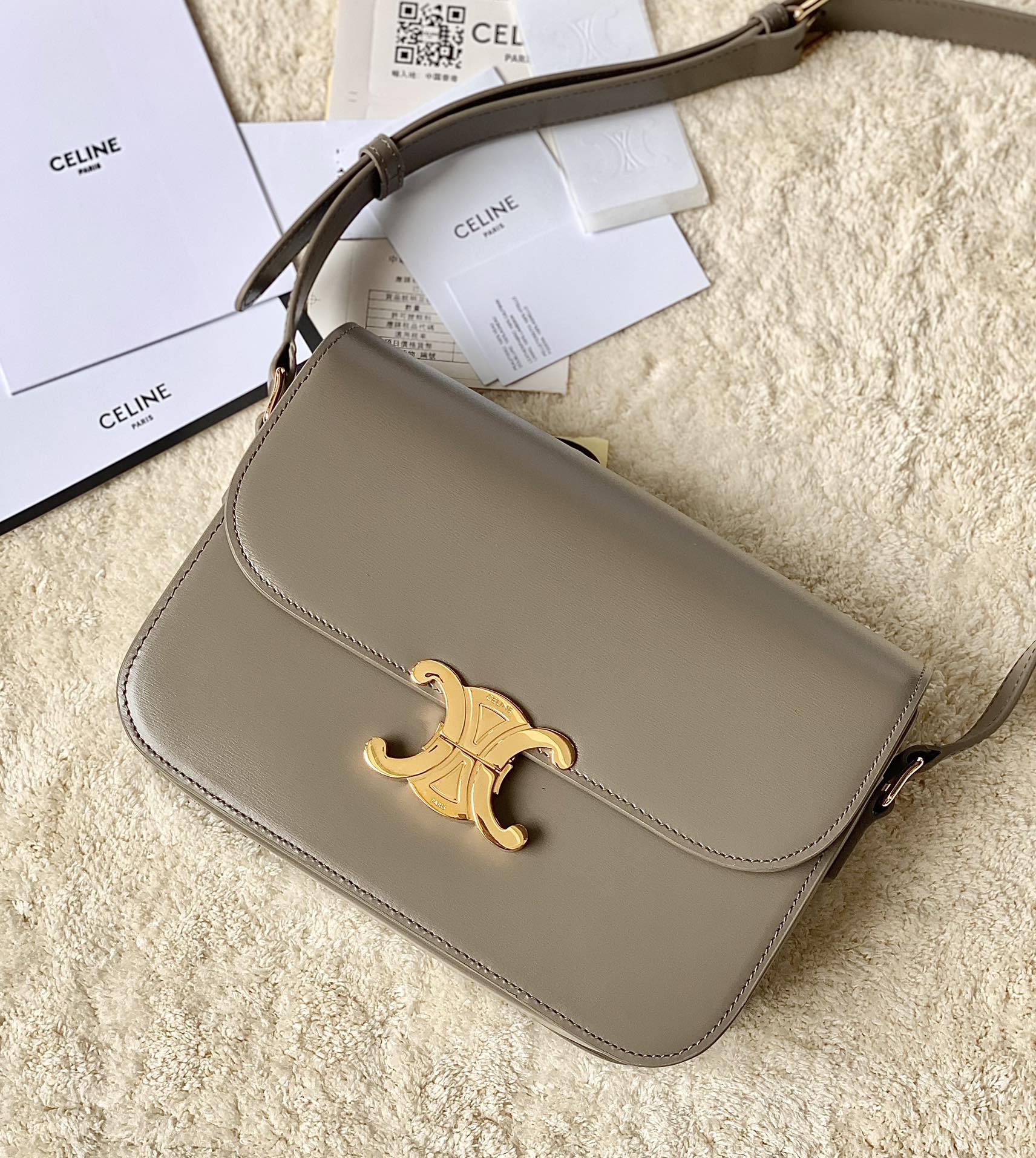 Ce**e classique triomphe bag