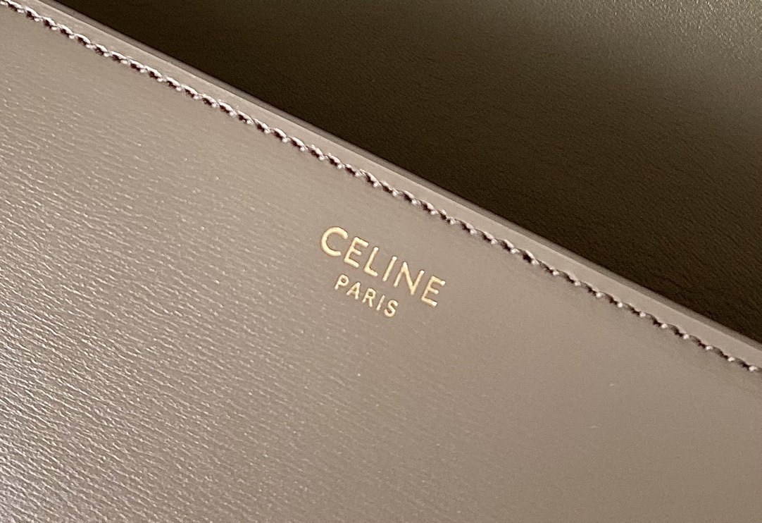Ce**e classique triomphe bag