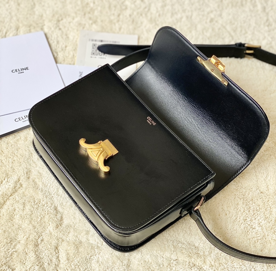 Ce**e classique triomphe bag