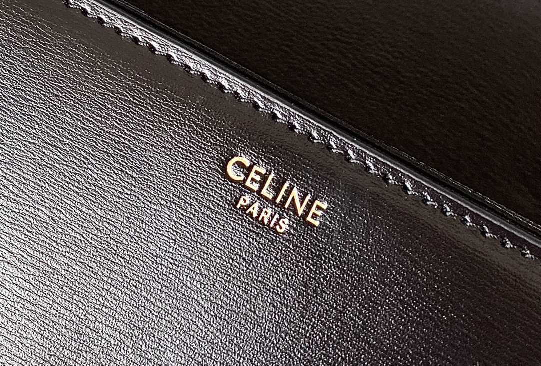 Ce**e classique triomphe bag