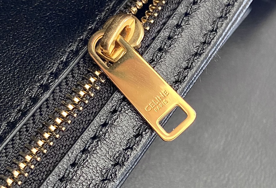 Ce**e classique triomphe bag