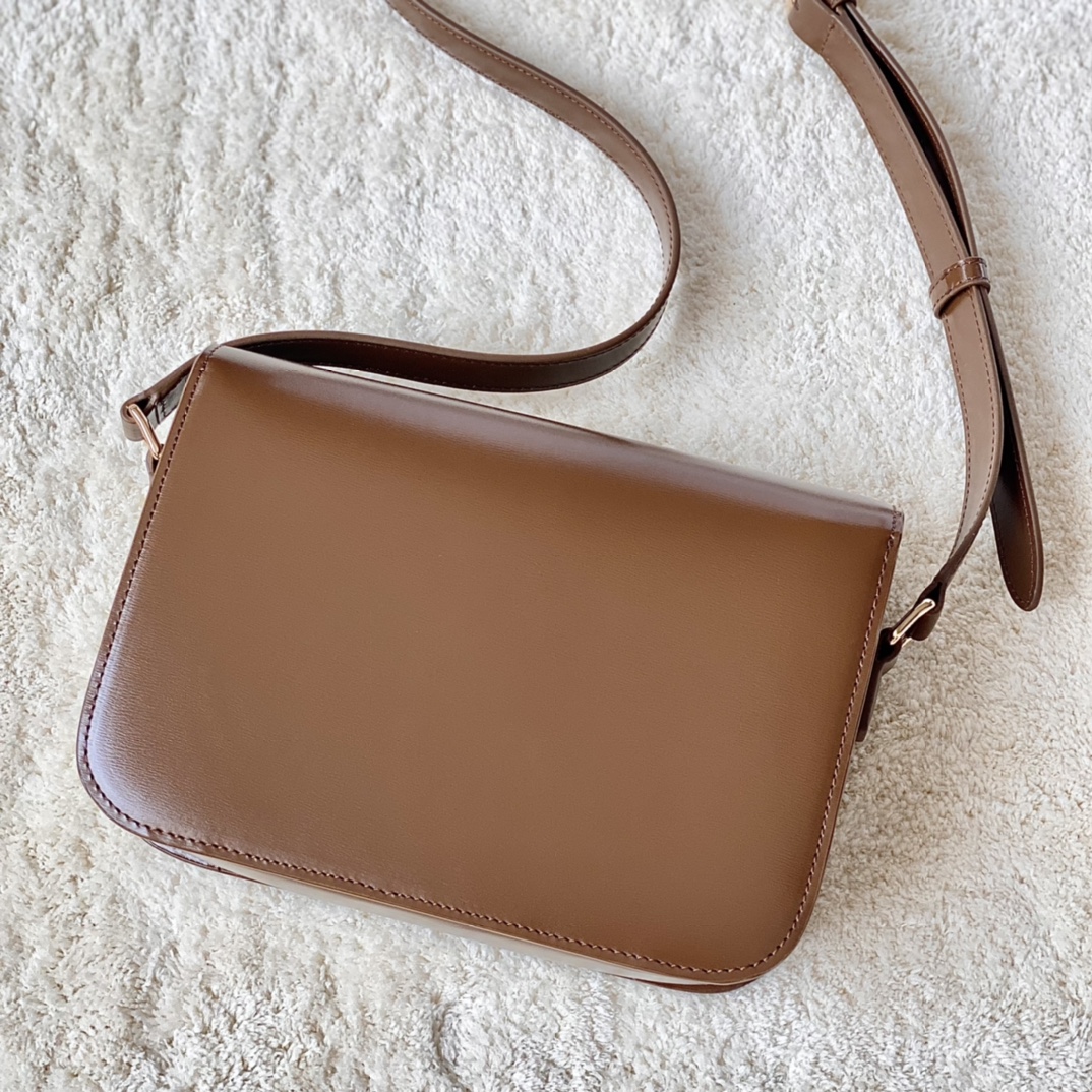 Ce**e classique triomphe bag