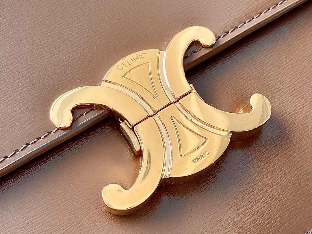 Ce**e classique triomphe bag