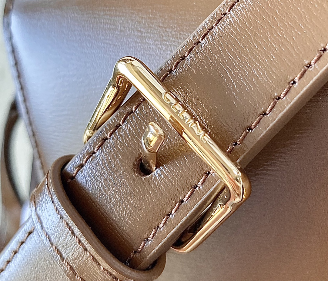 Ce**e classique triomphe bag