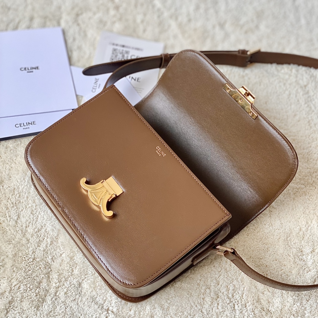 Ce**e classique triomphe bag