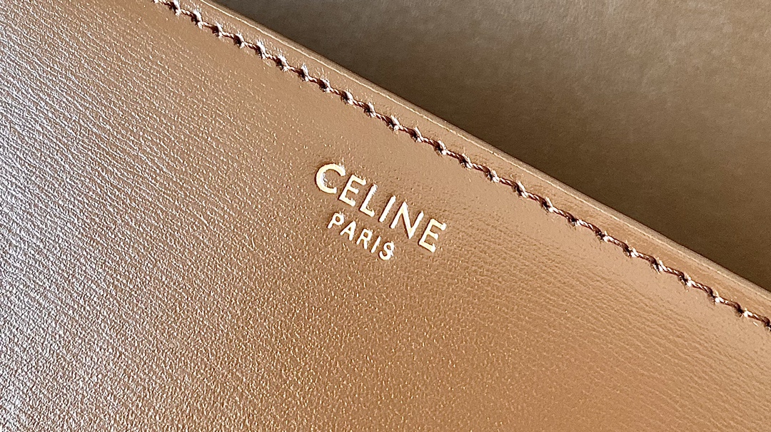 Ce**e classique triomphe bag