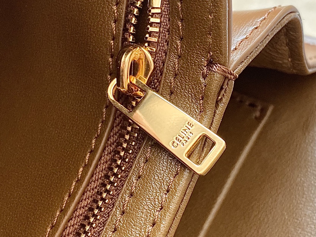Ce**e classique triomphe bag