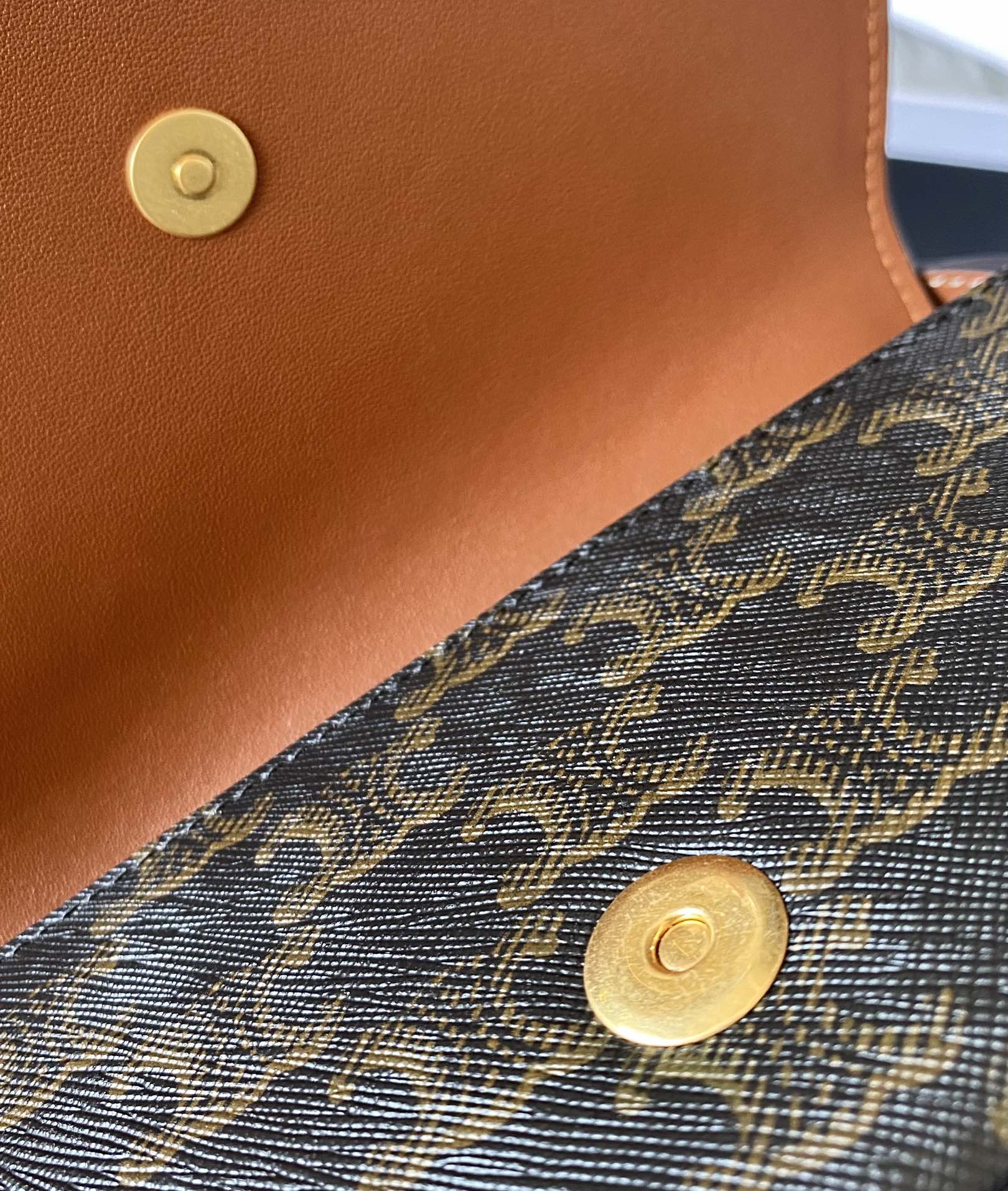 Ce**e mini tabou clutch on strap
