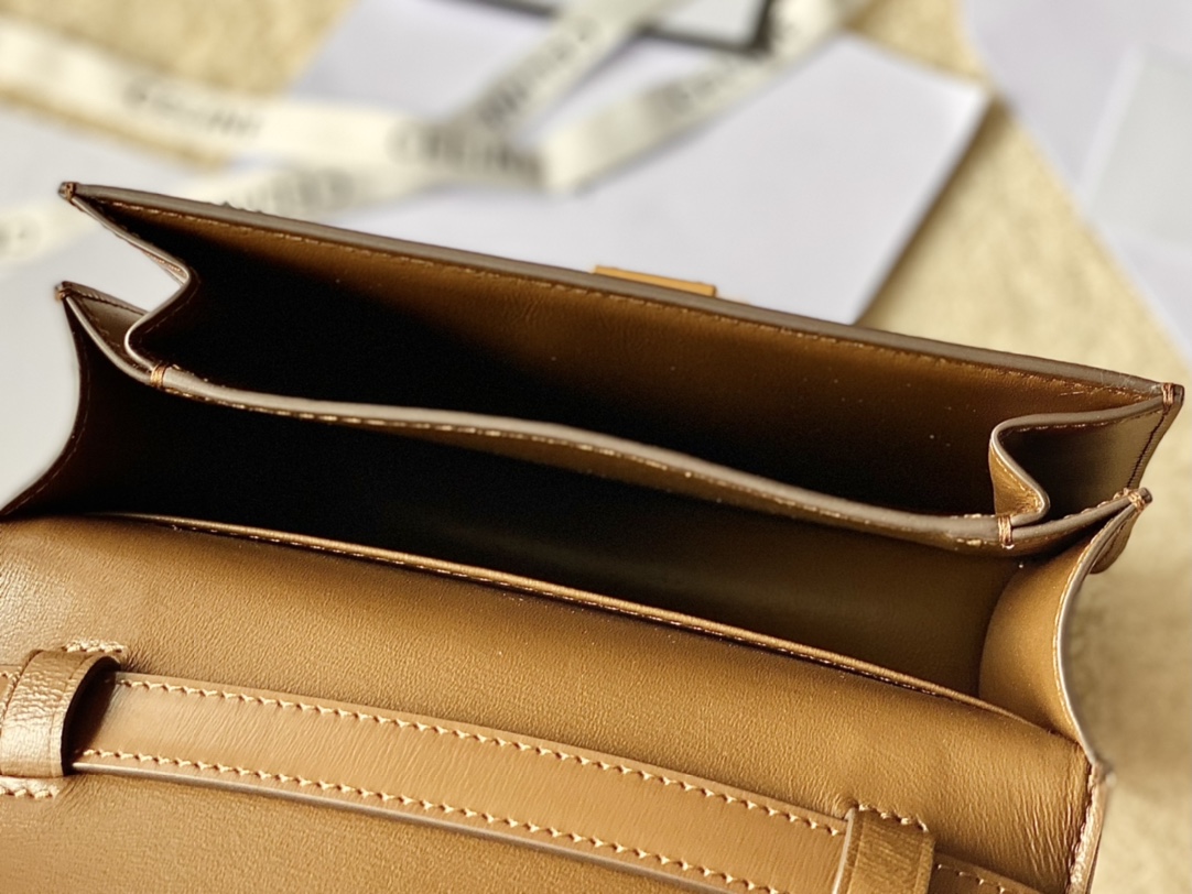 Ce**e teen classic bag in box calfskin