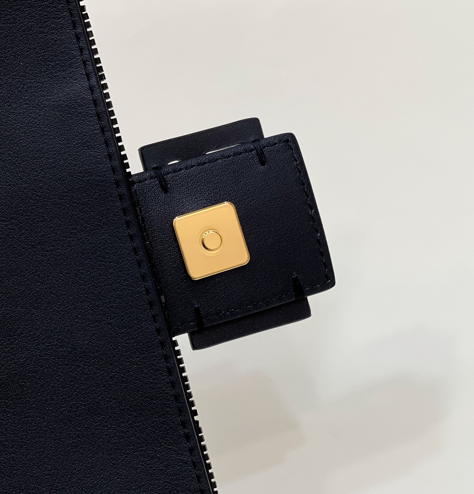 F**di baguette re-edition bag
