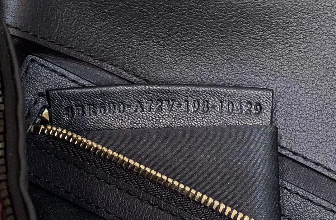 F**di baguette re-edition bag
