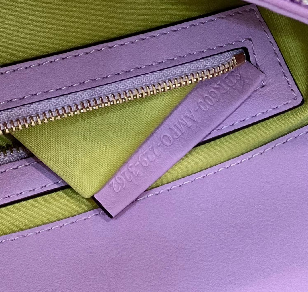 F**di baguette re-edition bag