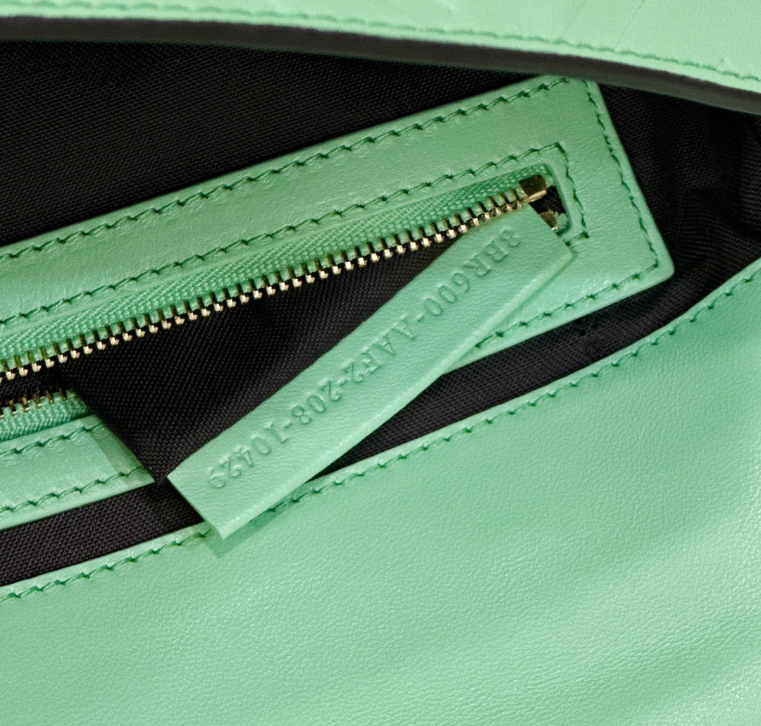 F**di baguette medium bag