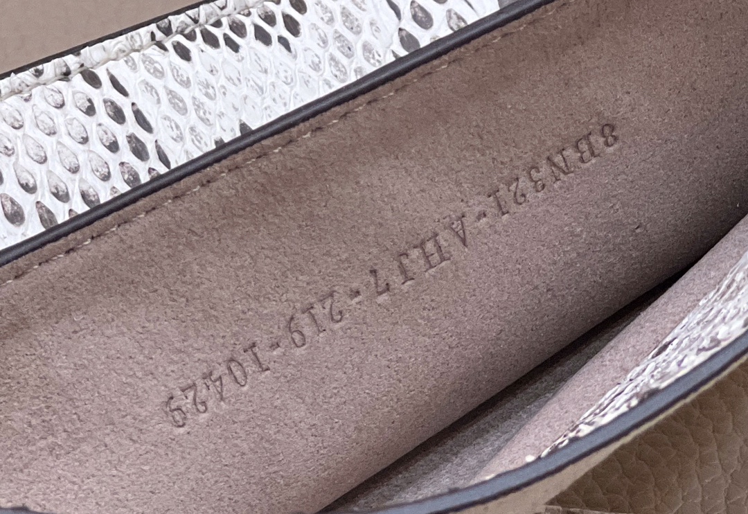 F**di peekaboo medium bag