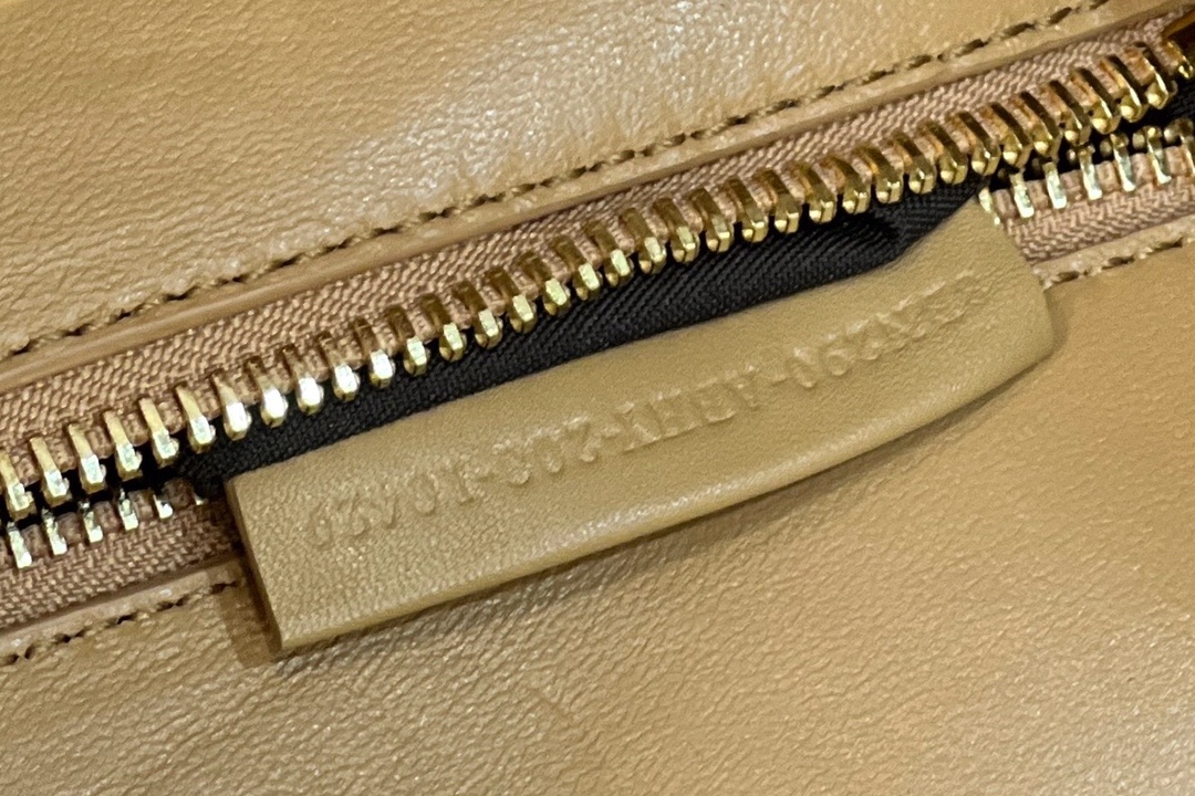 F**di peekaboo medium bag