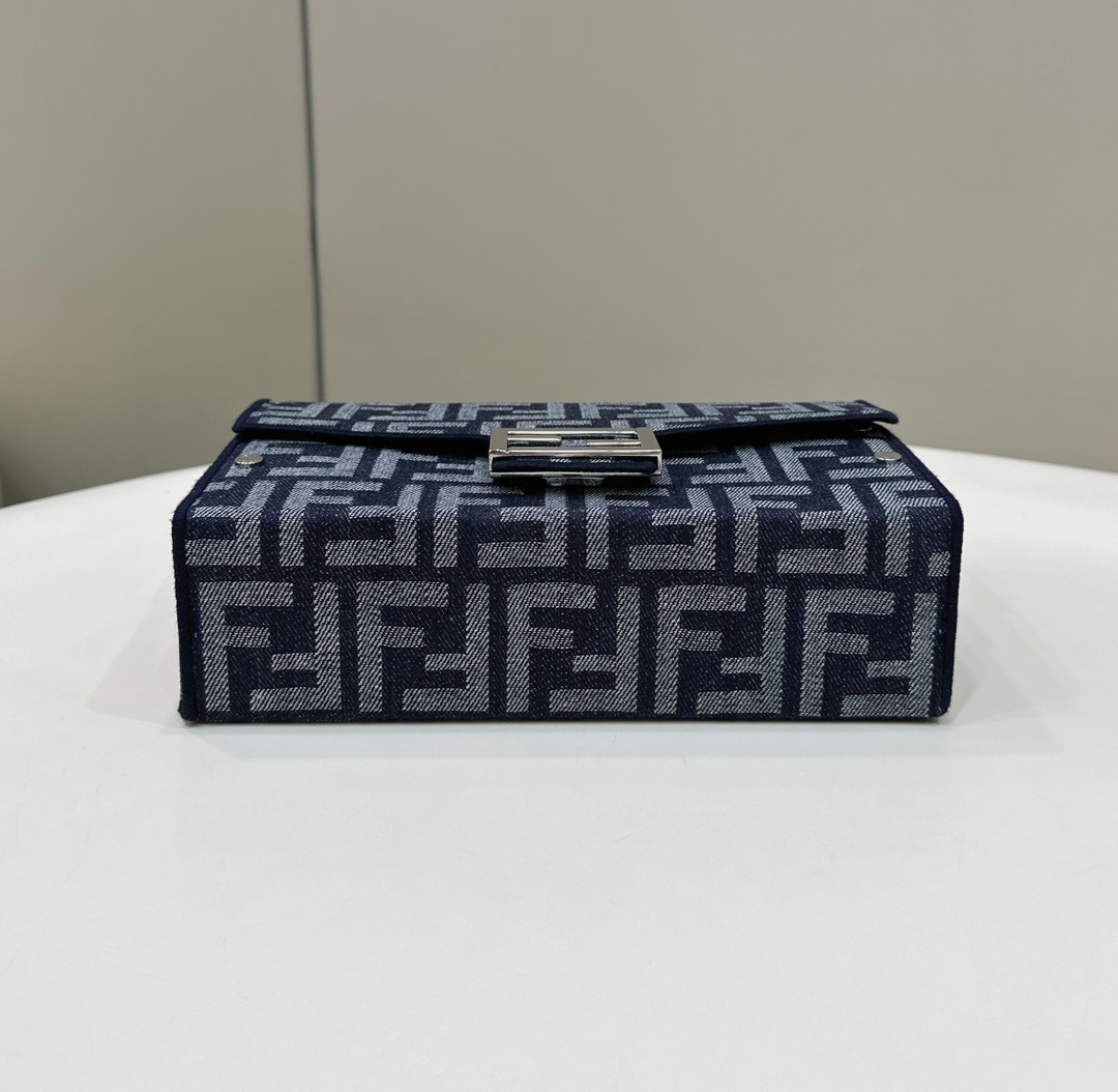 F**di soft trunk baguette