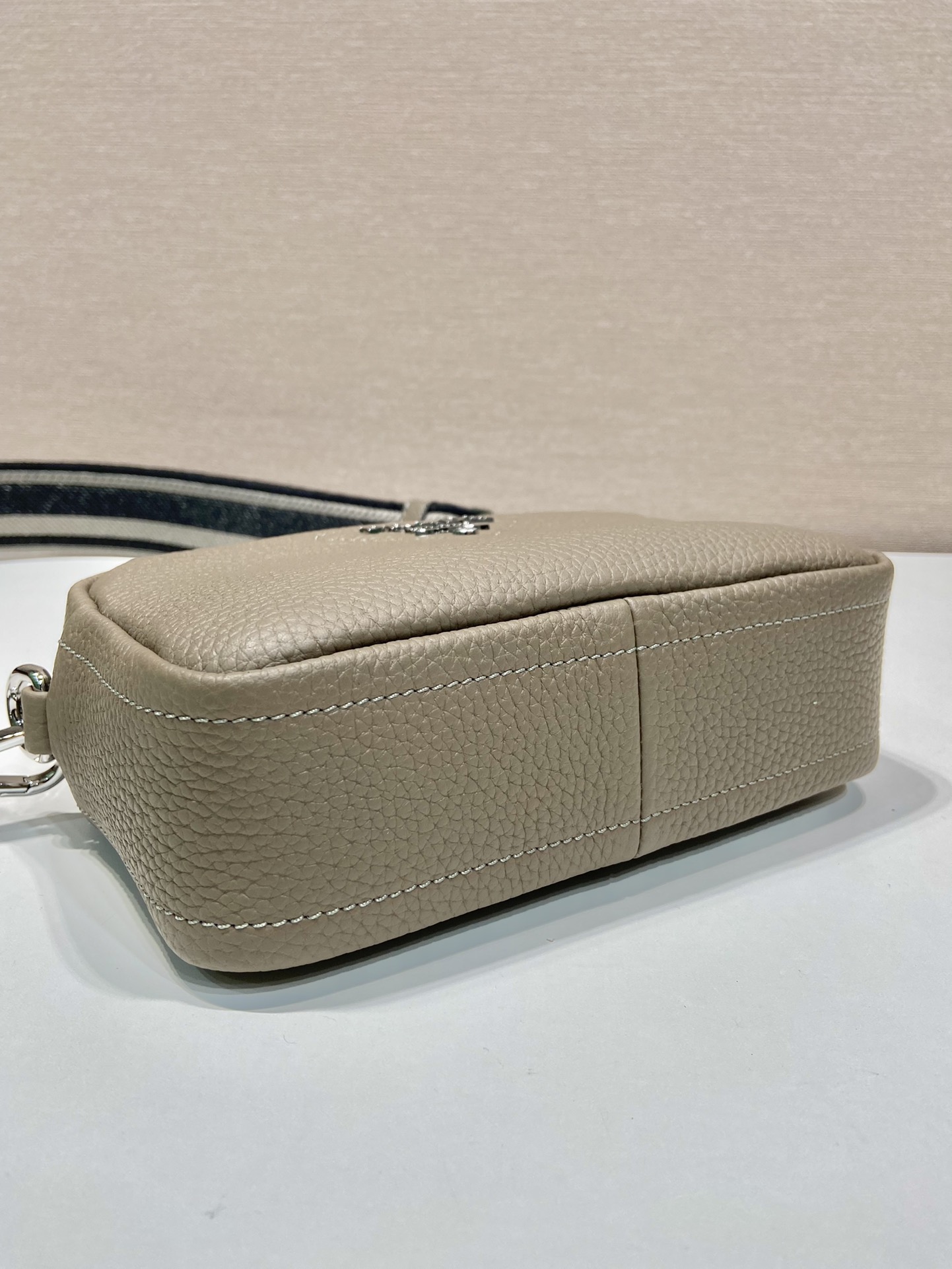 Pra*a small leather bag