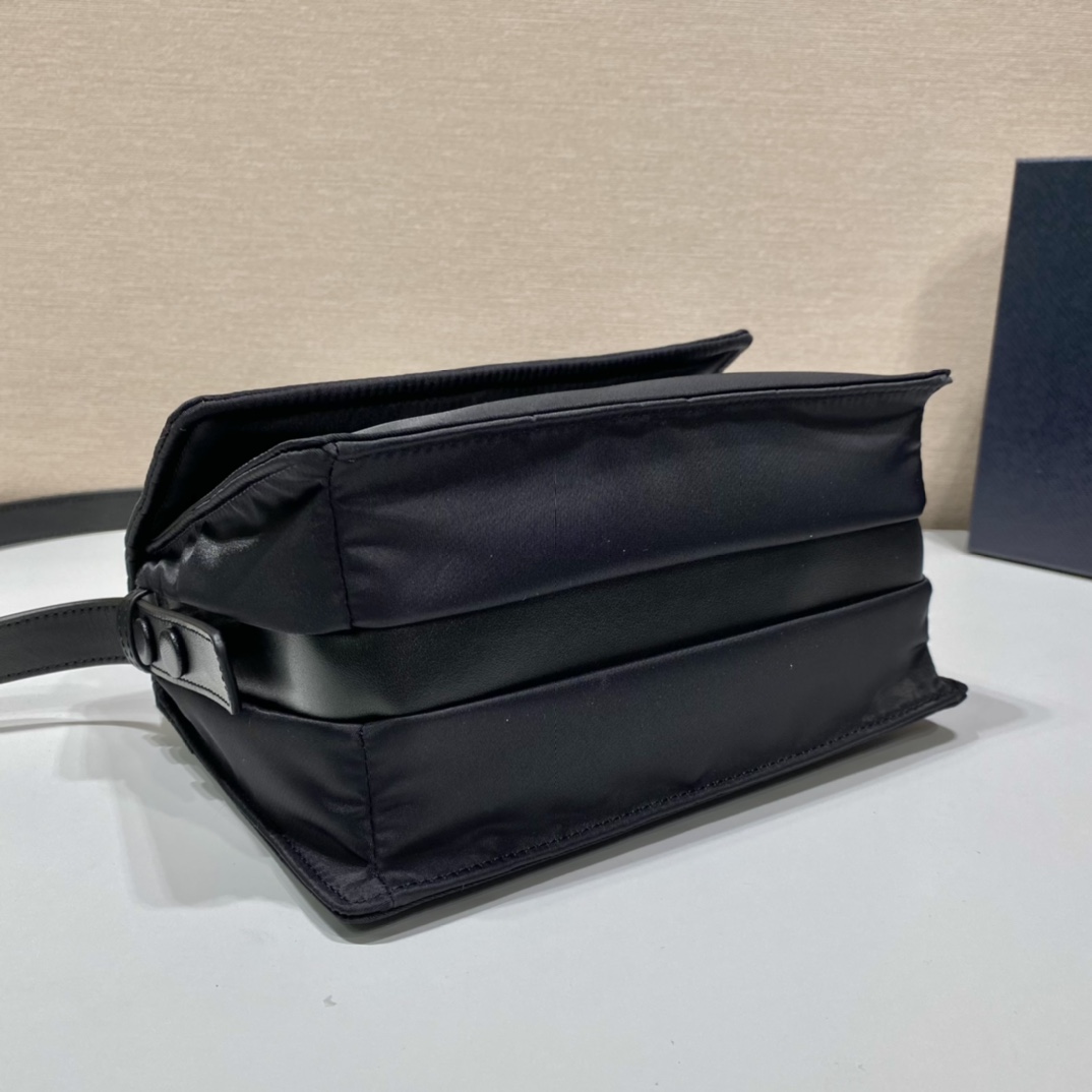 Pra*a small padded re-nylon shoulder bag