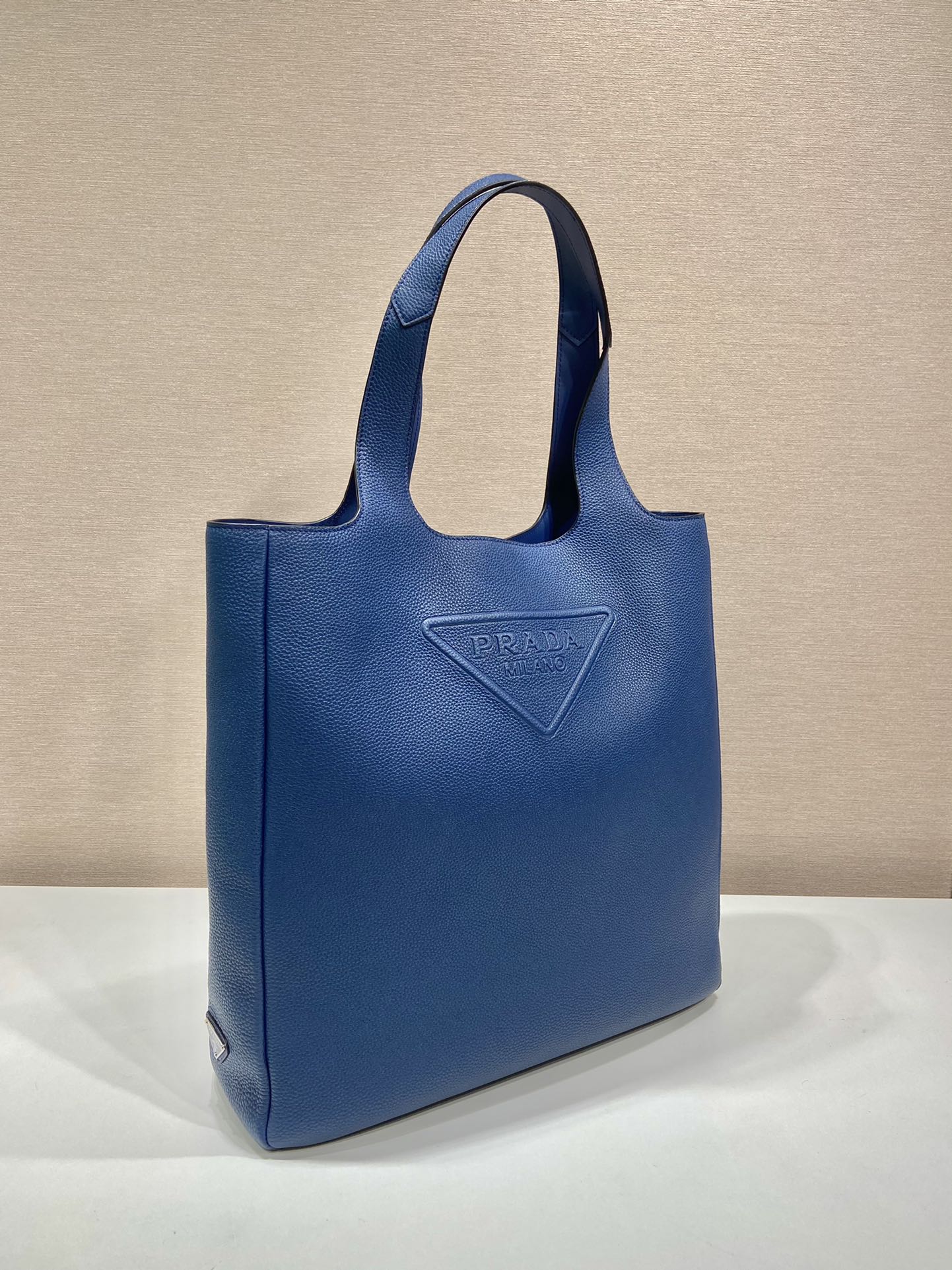 Pra*a leather tote bag