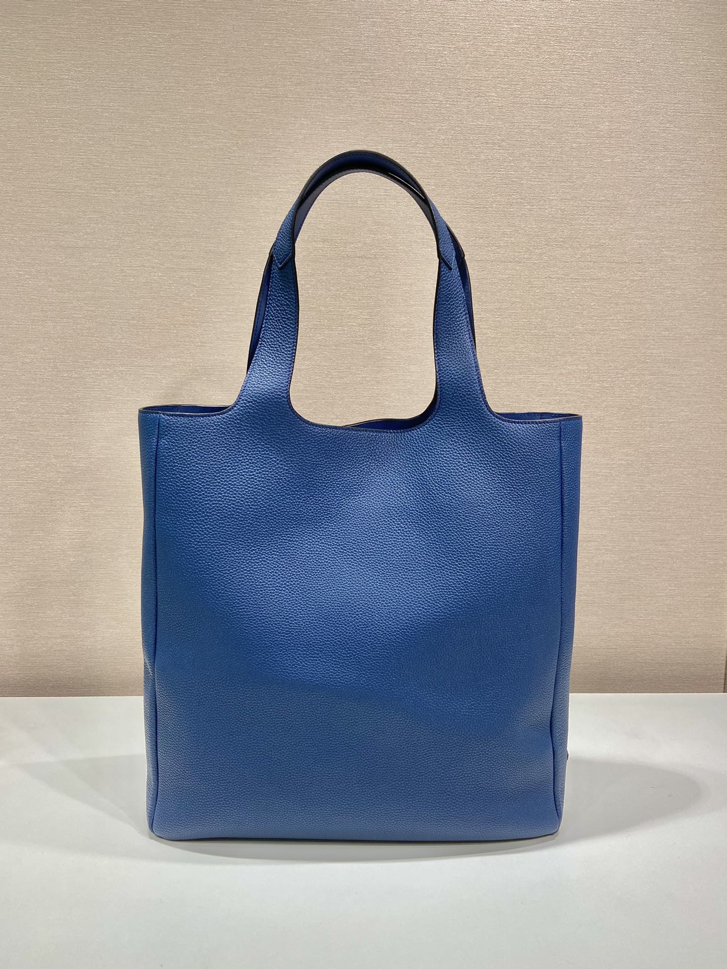Pra*a leather tote bag