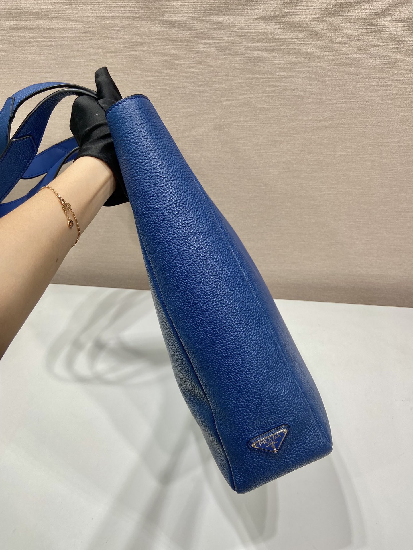 Pra*a leather tote bag