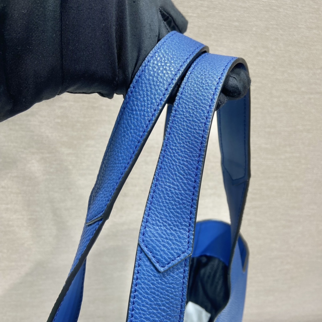 Pra*a leather tote bag