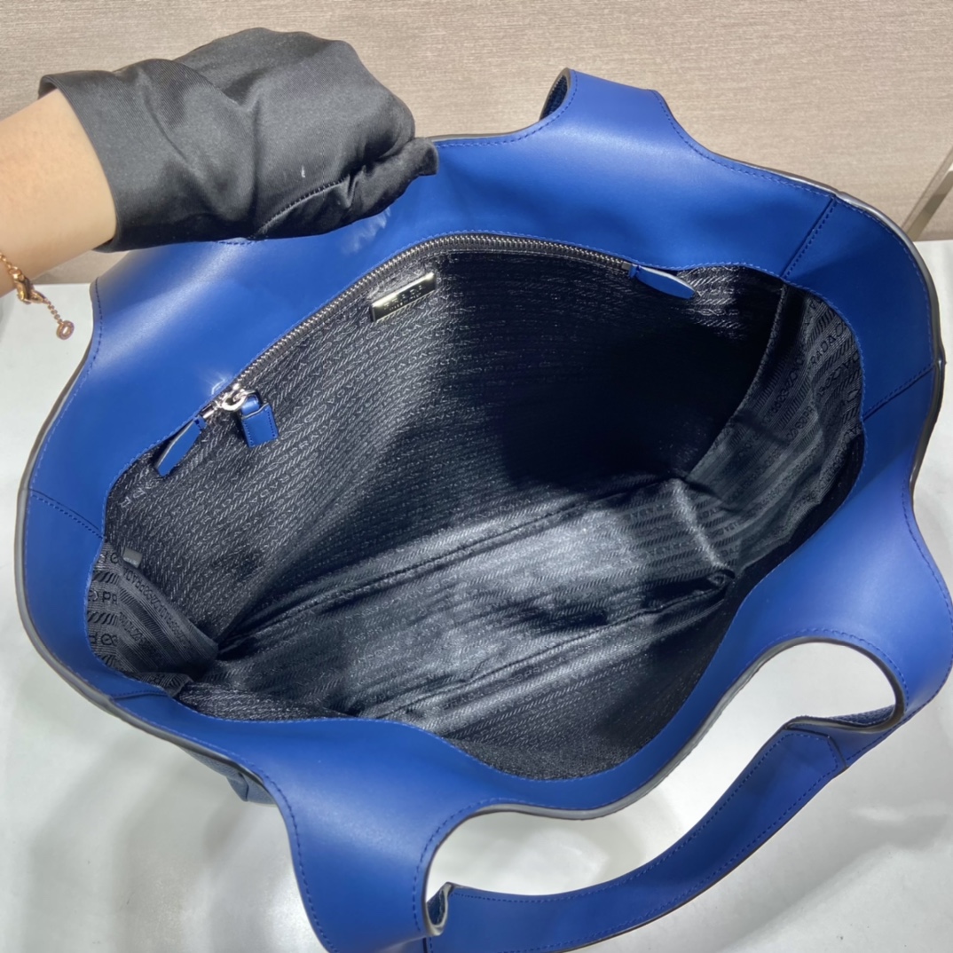 Pra*a leather tote bag
