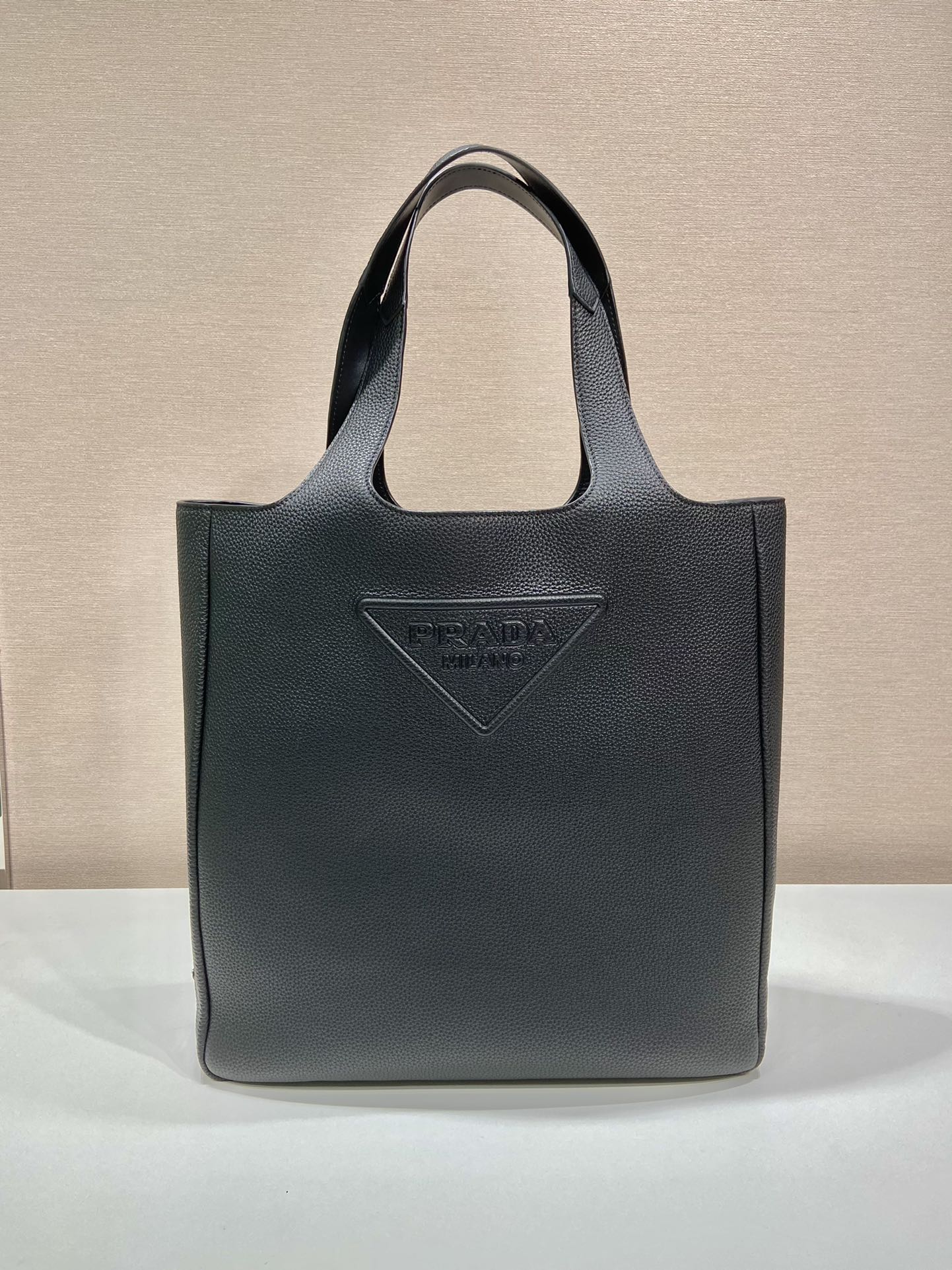 Pra*a leather tote bag