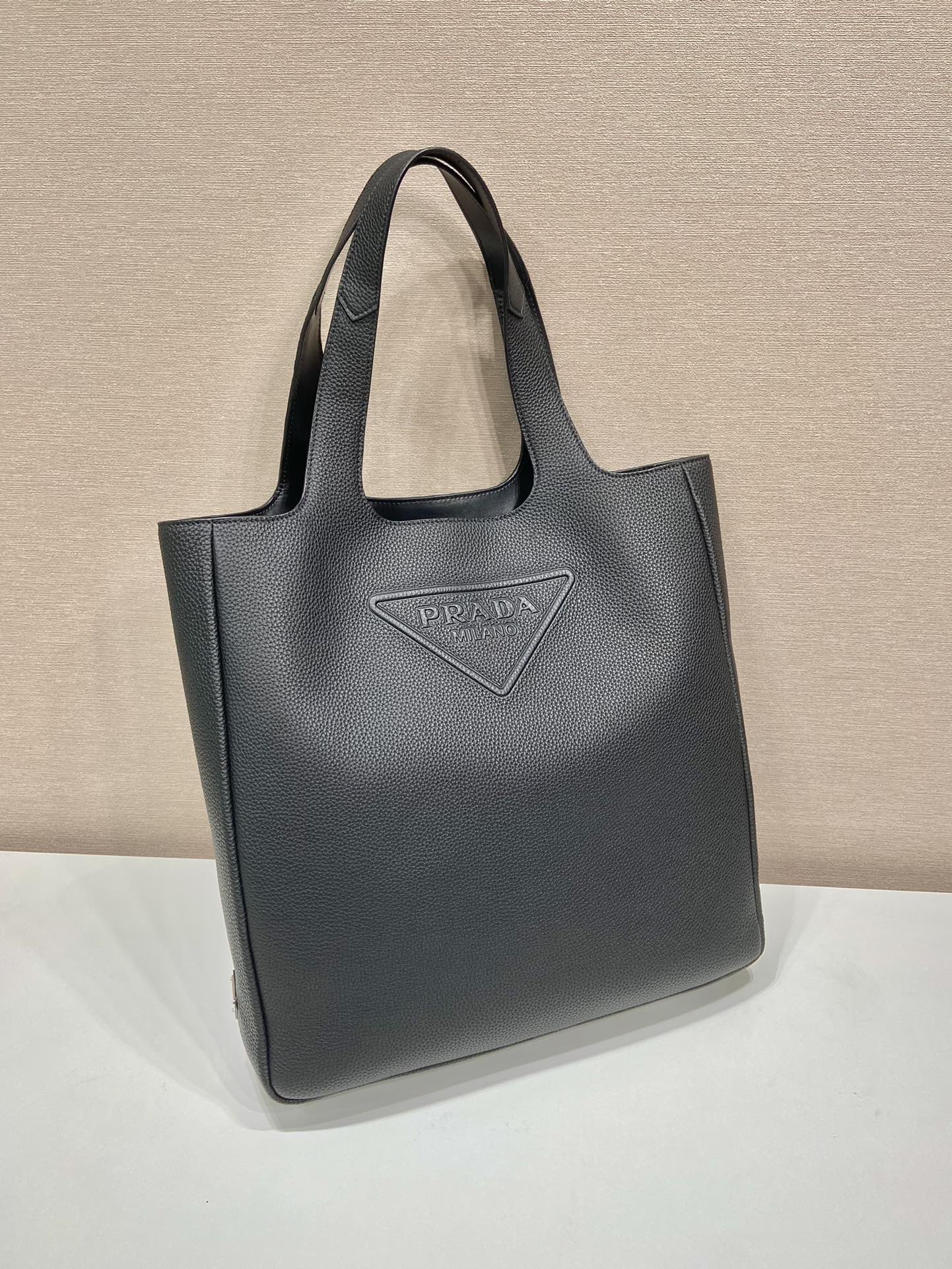 Pra*a leather tote bag