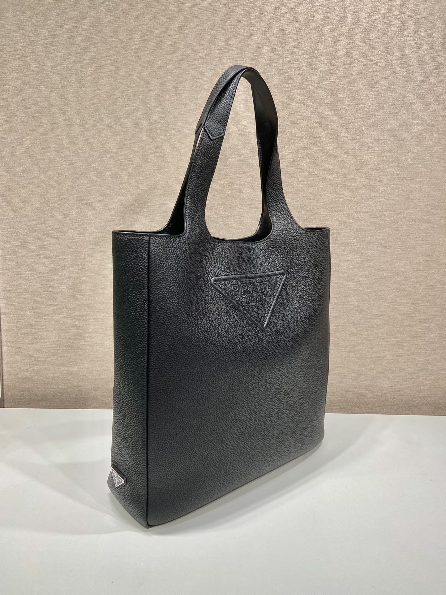 Pra*a leather tote bag