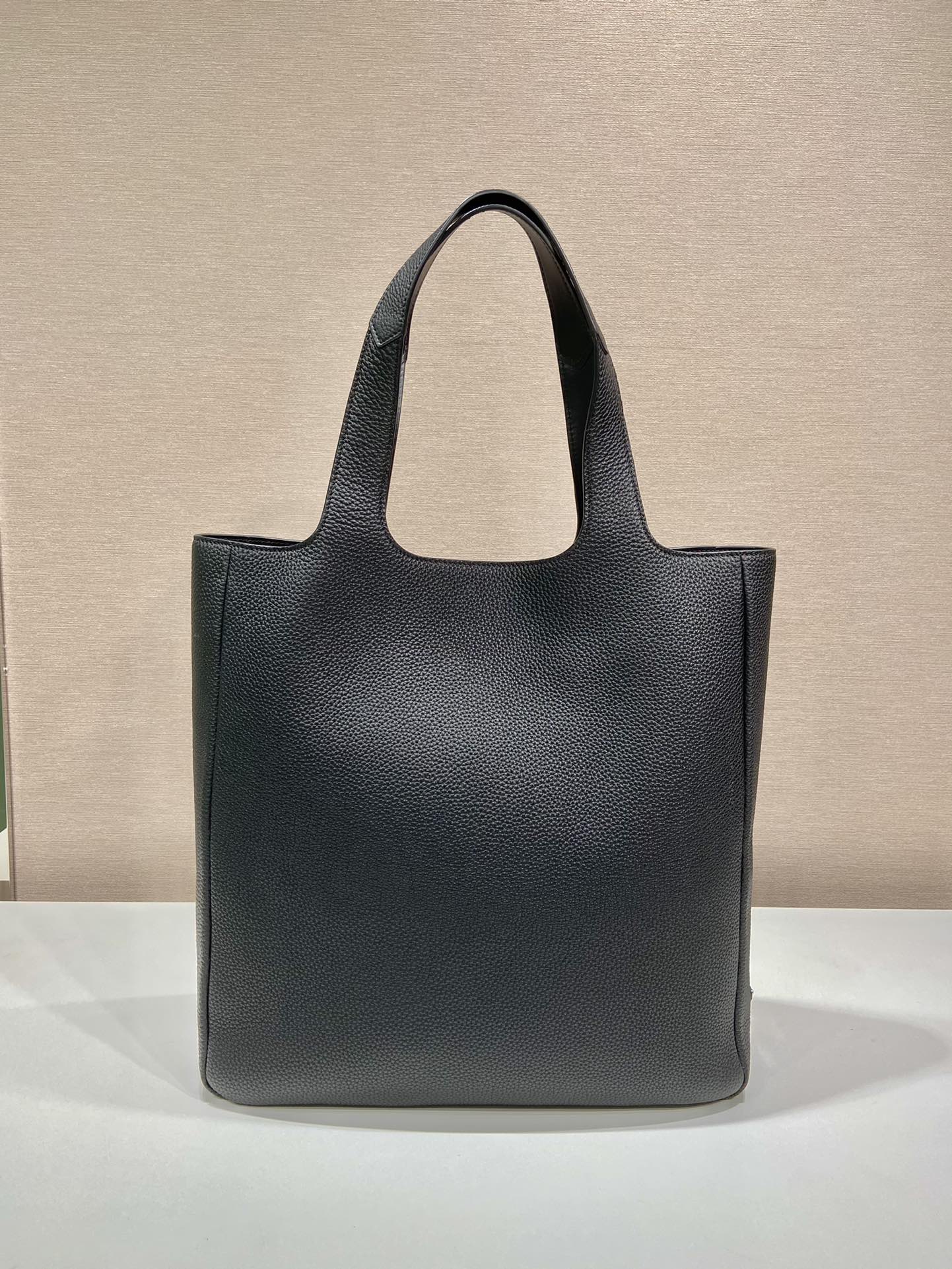 Pra*a leather tote bag