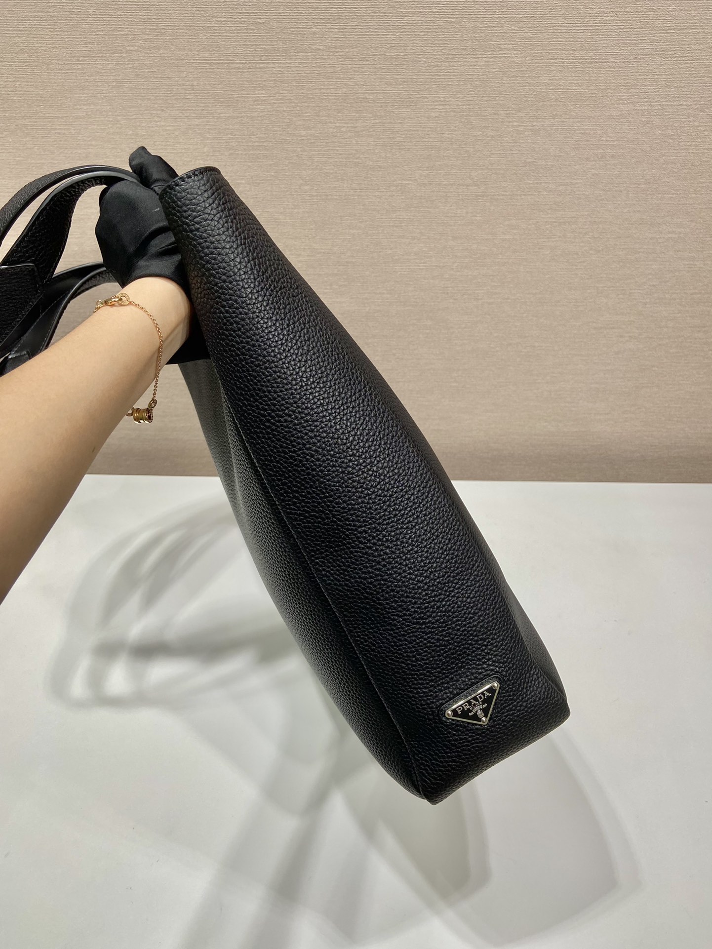 Pra*a leather tote bag