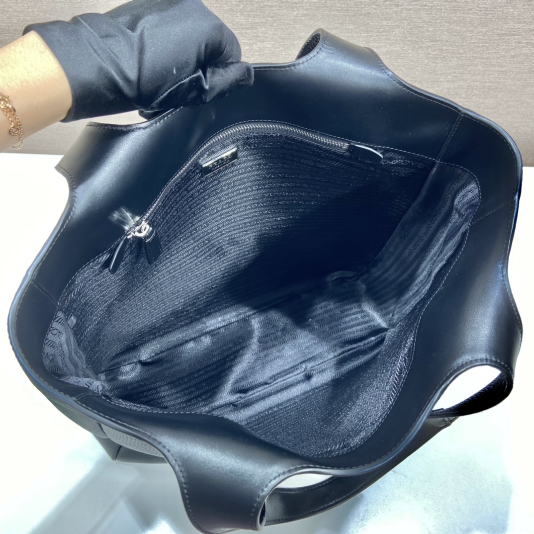 Pra*a leather tote bag