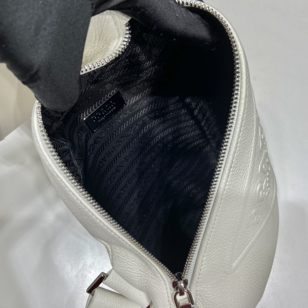 Pra*a cross leather bag