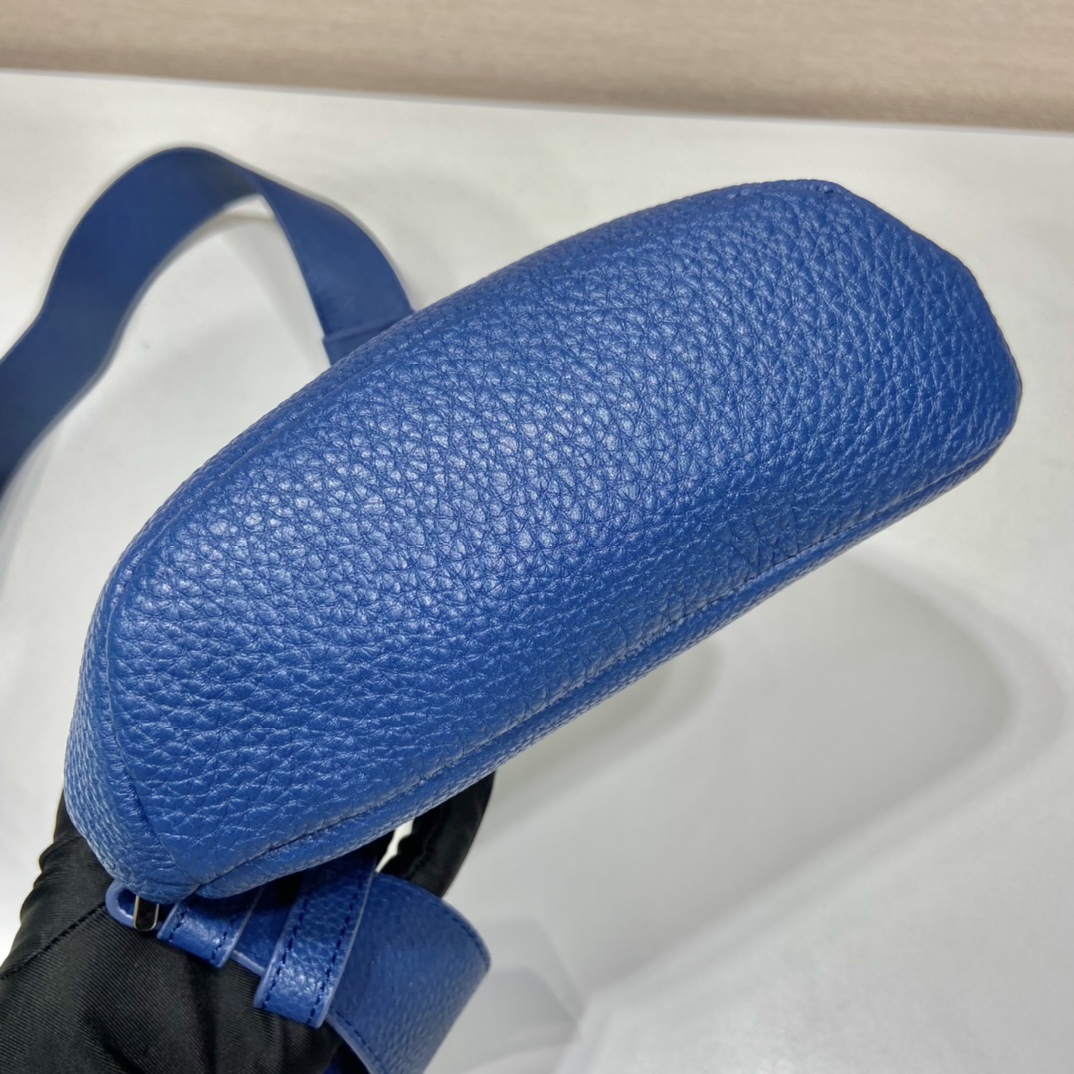 Pra*a cross leather bag