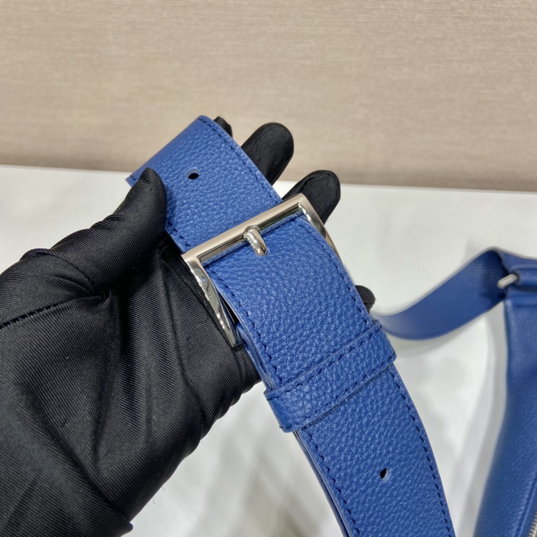 Pra*a cross leather bag