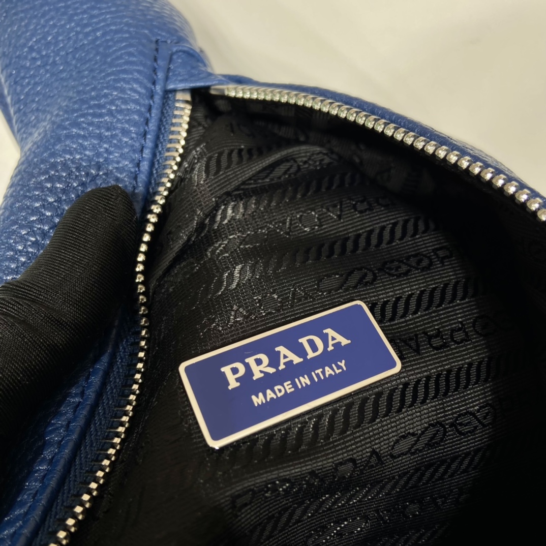 Pra*a cross leather bag
